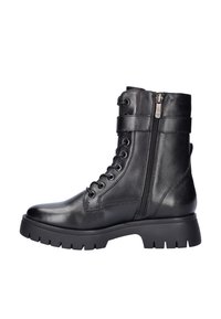 Bota de combate de cuero negro con suela gruesa de clavos, parte delantera con cordones, cremallera lateral y tira en el tobillo, mostrada de perfil hacia la izquierda.