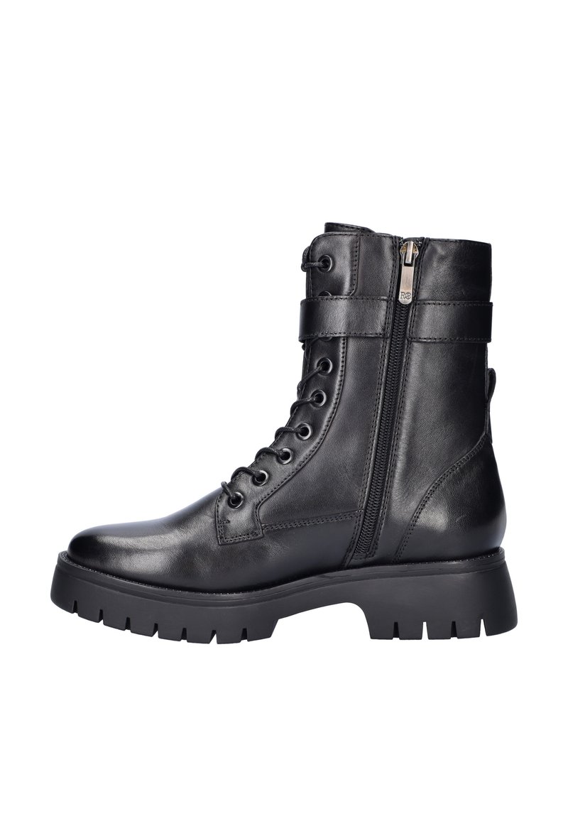 Bota de combate de cuero negro con suela gruesa de clavos, parte delantera con cordones, cremallera lateral y tira en el tobillo, mostrada de perfil hacia la izquierda.