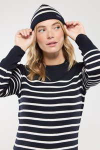 Granatowy i biały sweter w paski, dzianinowy, z okrągłym dekoltem, długimi rękawami i dopasowanym krojem. W komplecie z pasującą czapką w paski.
