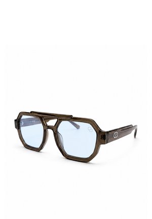 Bruine doorschijnende achthoekige brillenframes met lichtblauwe lenzen en een dubbele brug, getoond onder een lichte hoek tegen een witte achtergrond.
