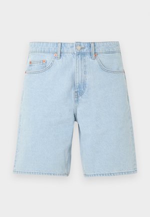 Pantaloncini in denim azzurro chiaro con tasche frontali, passanti per cintura, bottone in metallo e chiusura con zip su sfondo bianco uniforme.