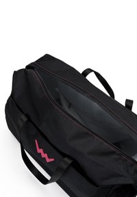 Schwarze Sporttasche aus strapazierfähigem Material, mit rosa Akzentnähten und Logo, mit Reißverschluss oben und zwei stabilen Trägern. Das Innere zeigt ein gemustertes Futter.