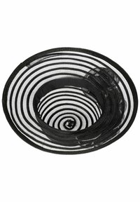 Schwarzer breitkrempiger Hut mit konzentrischem Spiralmuster aus transparentem Material. Texturierte Oberfläche mit sanfter, fließender Form und gerafften Akzenten.