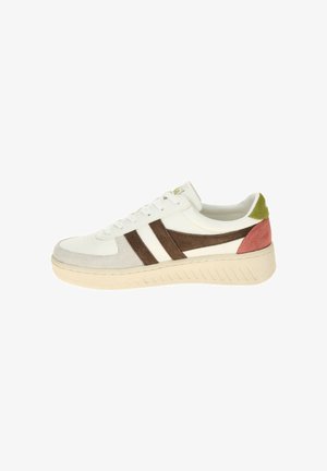 Sneaker bianca con strisce in camoscio marrone, suola crema, accenti verdi e rosa sul tallone, caratterizzata da materiali testurizzati e design basse.