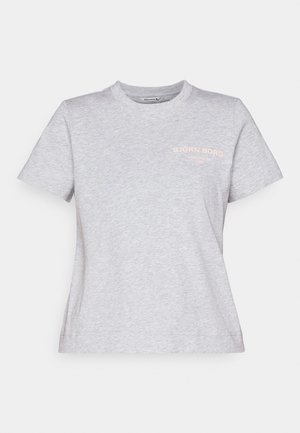 Pelēka kokvilnas T-krekls ar apaļu izgriezumu, īsām piedurknēm un rozā izdrukātu logo "BJÖRN BORG STOCKHOLM 1986" uz krūtīm.