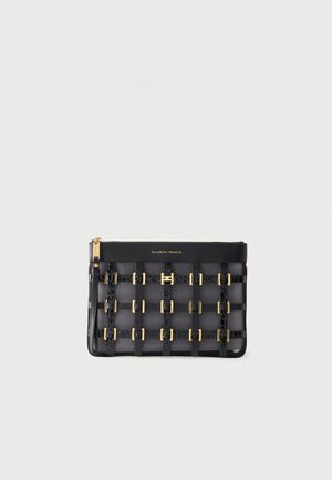 Pochette noire avec motif en grille de boucles dorées et lanières en cuir noir, fermeture éclair et logo "Elisabetta Franchi" sur le bord supérieur.