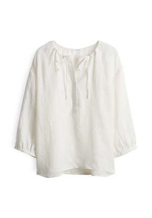 Blouse en lin blanc avec un col froncé, fermeture à nouer et manches trois-quarts. Présente une coupe décontractée et un ourlet légèrement arrondi.