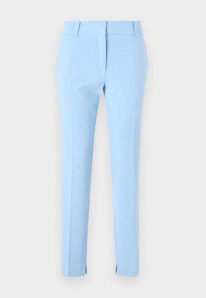 Helleblaue, taillierte Hose mit geradem Schnitt, seitlichen Taschen und einem dezenten Glanz, ausgestattet mit einem normalen Bund und kleinen seitlichen Schlitzen.