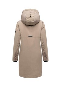 Beige waterdichte parka met een capuchon, verstelbare manchetten en een zwart logo label op de achterkant. Gladde textuur met een middellange ontwerp.