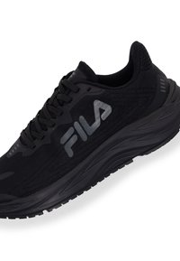 Schwarzer Sportschuh mit einem Obermaterial aus Mesh, Schnürdesign, gepolstertem Schaft und strukturiertem Profil. Mit reflektierendem grauem Fila-Logo an der Seite.
