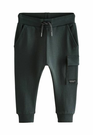 Pantalones de chándal verde oscuro con cintura acanalada, cierre con cordón, dos bolsillos laterales y un bolsillo tipo cargo en la pierna derecha. Textura suave.
