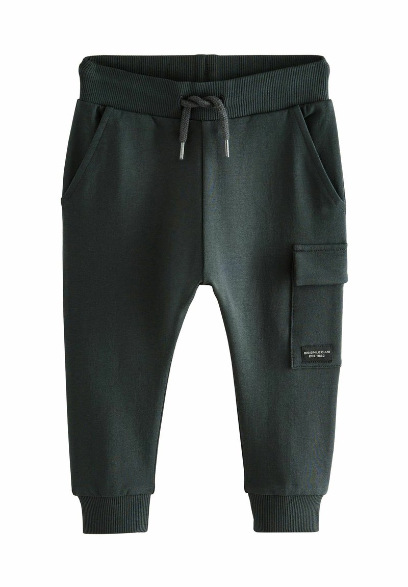 Donkergroene sweatpants met geribbelde tailleband, trekkoordsluiting, twee zijzakken en een cargozak op het rechterbeen. Zachte textuur.
