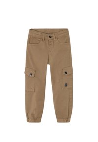 Pantaloni cargo in tessuto marrone, con polsini elasticizzati, tasche frontali e laterali, e chiusura con bottone. Texture liscia con design utilitaristico.