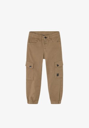 Pantaloni cargo in tessuto marrone, con polsini elasticizzati, tasche frontali e laterali, e chiusura con bottone. Texture liscia con design utilitaristico.