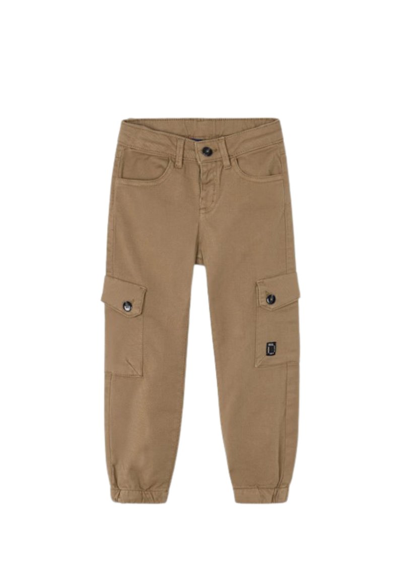 Pantaloni cargo in tessuto marrone, con polsini elasticizzati, tasche frontali e laterali, e chiusura con bottone. Texture liscia con design utilitaristico.