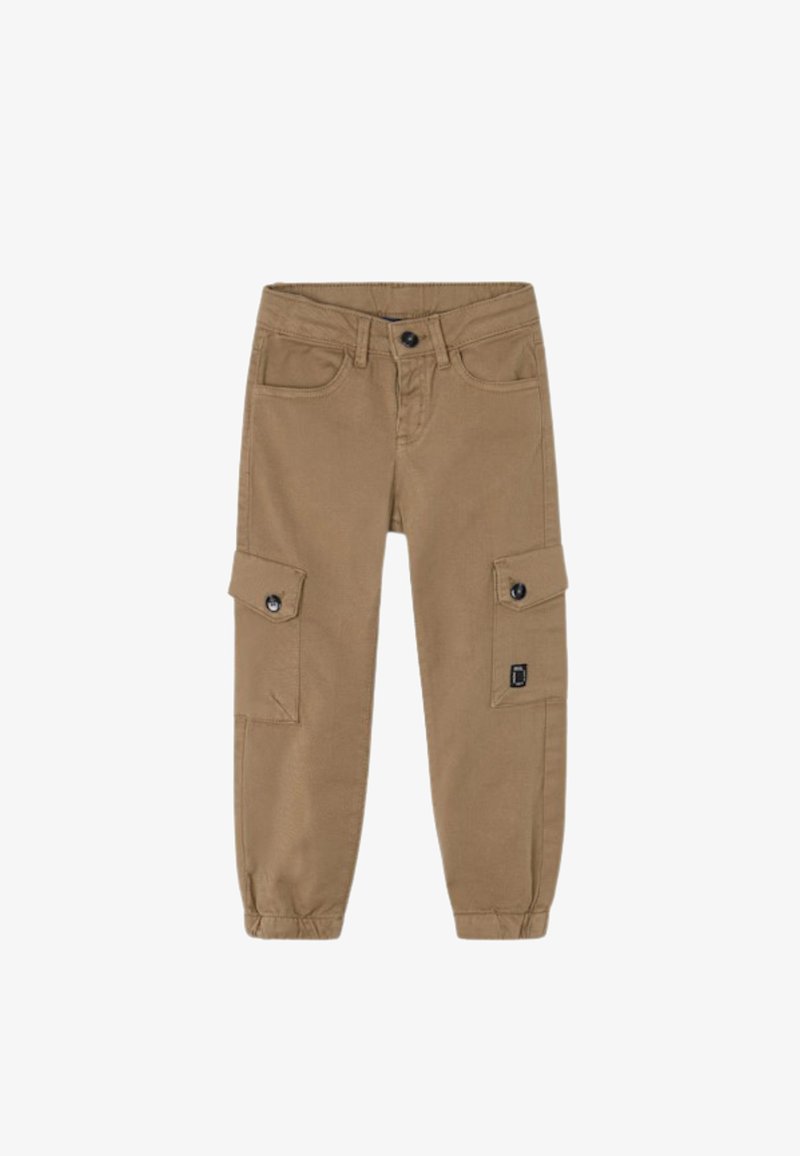 Pantaloni cargo in tessuto marrone, con polsini elasticizzati, tasche frontali e laterali, e chiusura con bottone. Texture liscia con design utilitaristico.