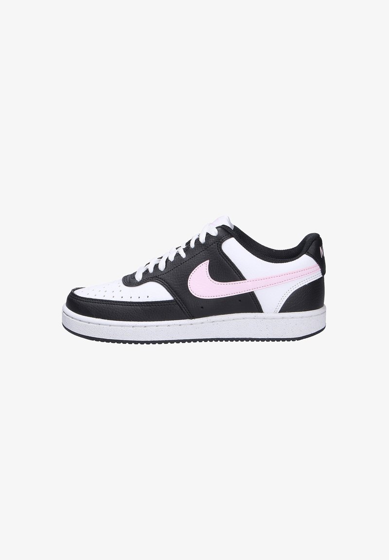 Zapatilla en blanco y negro con una parte superior de cuero, diseño de swoosh en rosa, caja de punta perforada y suela de goma con textura en el dibujo.
