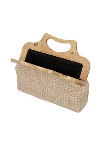 Pequeño bolso beige tejido con marco y asa de madera clara, mostrando el interior de tela negra abierto sobre fondo blanco.