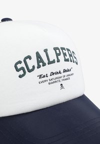 Gorra de béisbol con un panel frontal blanco y visera azul marino. Presenta texto bordado: "SCALPERS" y detalles del eslogan. Material de mezcla de algodón.