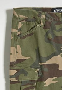 Spodnie cargo w kamuflażu w odcieniach khaki i zielonym, wykonane z bawełny, z wieloma kieszeniami i prostym krojem.