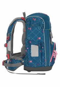 Blauer Rucksack mit pinken Blumen- und Herzmustern, gepolsterten Trägern, Seitentasche, Reißverschluss und pinkem Reißverschlussanhänger.