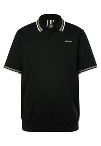 �Černé polo tričko vyrobené z hladkého materiálu, s knoflíkovou légou, kontrastním límcem s šedými pruhy a manžetami. Logo tištěné na přední straně.