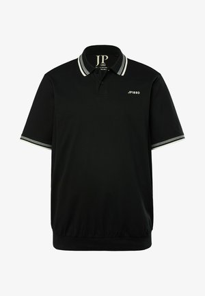 Polo nero realizzato in tessuto liscio, con placca a bottoni, colletto e polsini a strisce grigie in contrasto. Logo stampato sul davanti.