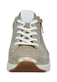 Beige Sneaker mit metallischem Glanz, strukturiertem und perforiertem Obermaterial, weißen Schnürsenkeln, seitlichem Reißverschluss und einer Sohle aus Gummigummi.