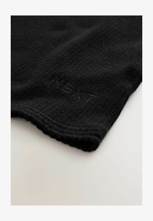 Sort strikstof med en blød tekstur. Har en bølget kant og præget "NEXT" logo. Simpelt og minimalistisk design.