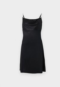Μαύρο φόρεμα slip μήκους μέχρι το γόνατο με λεπτές ρυθμιζόμενες τιράντες και εφαρμοστή μέση σε απλό λευκό φόντο.