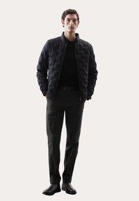 Marks & Spencer REGULAR FIT SUPER LIGHTWEIGHT - Broek - black