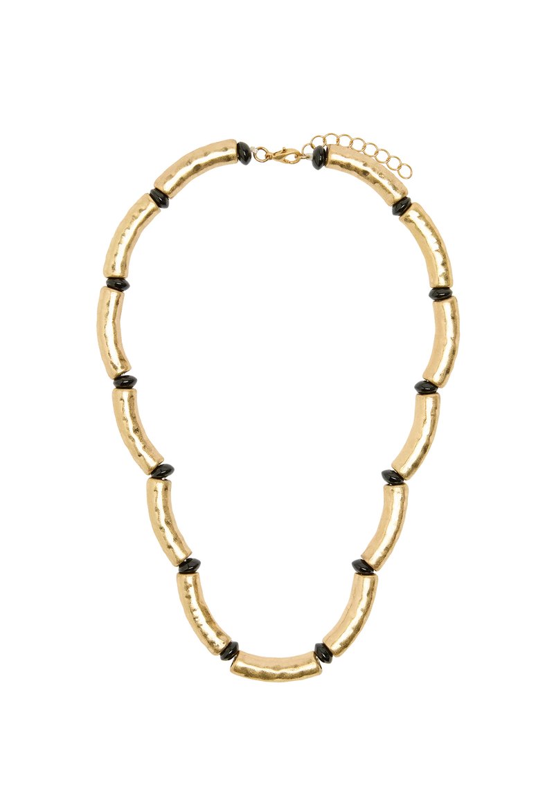 Złota metalowa naszyjnik z wydłużonymi, młotkowymi ogniwami, przeplatany okrągłymi czarnymi akcentami, wyposażony w regulowany łańcuszek z zapięciem.