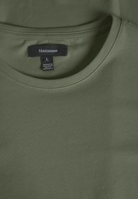 Tricou scurt cu mânecă scurtă de culoare verde măslin, cu decolteu rotund, fabricat dintr-un material moale, având o etichetă cu numele brandului "Matinique," mărimea L.
