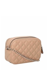 Borsa a tracolla in pelle effetto trapuntato beige con due scomparti con zip e tracolla in catena argentata su uno sfondo bianco.