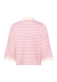 Kratší bavlněný top s růžovými a bílými vodorovnými pruhy. Má límec a rukávy o délce 3/4 s ohnutými manžetami. Hladká textura.