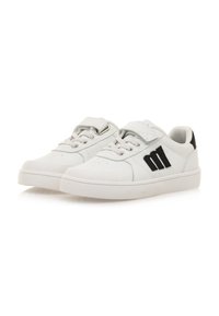 Zapatillas deportivas blancas con parte superior de cuero liso, cierre de cordones, detalles negros en los laterales y suela de goma texturizada. Perforaciones distintivas en la puntera.