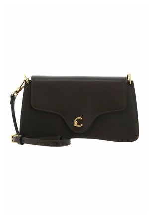 Sac à bandoulière en cuir noir avec rabat incurvé, fermoir doré et bandoulière réglable avec ferrures dorées sur fond blanc.