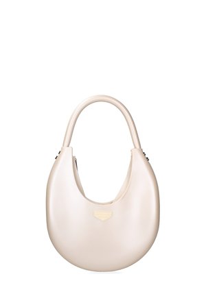 Sac hobo en cuir beige lisse, avec une silhouette incurvée, une courte poignée et une petite plaque logo dorée à l'avant.