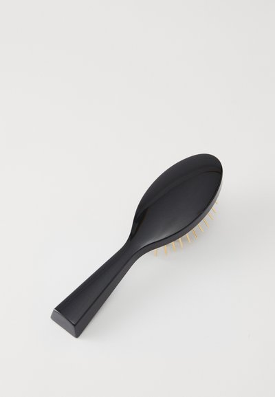 Μαύρη βούρτσα μαλλιών με ομαλό οβάλ σχήμα, χρυσές μεταλλικές τρίχες και ορθογώνια λαβή, με γυαλιστερό φινίρισμα και κομψό σχεδιασμό.