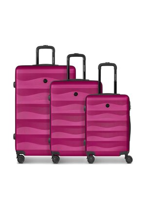 Drei Hartschalenkoffer in Magenta mit Wellenmustern, jeweils mit vier Rollen und schwarzen Teleskopgriffen, dargestellt in klein, mittel und groß.
