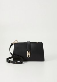 Sac à main en cuir noir au design structuré, avec ferrures dorées, une poignée supérieure et une bandoulière ajustable ; texture lisse et style minimaliste.