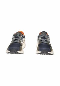 Sneaker sportive blu navy e verde oliva realizzate in mesh e suede. Presentano accenti arancioni a contrasto e suola in gomma testurizzata.