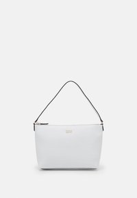 Hvid tekstureret taske med en enkelt sort rem og en lynlås. Har et guld logo på fronten og sorte kanter. Rektangulær form.