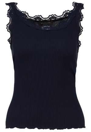 Tumes ribaga kaelusega tank top, millel on pitsäär kaeluses ja õlgadel, lokkis äärega ja kitsas lõige. Pehme kangas.