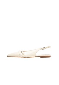 Scarpe slingback in pelle verniciata beige con punta affusolata, dotate di tacco piatto e una cinturino decorativo con un piccolo dettaglio a fibbia.