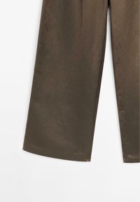 Wijdvallende broek in een donker olijfgroene stof. Gladde textuur, met een licht glanzende afwerking. Eenvoudig ontwerp, zonder zichtbare patronen of metalen onderdelen.