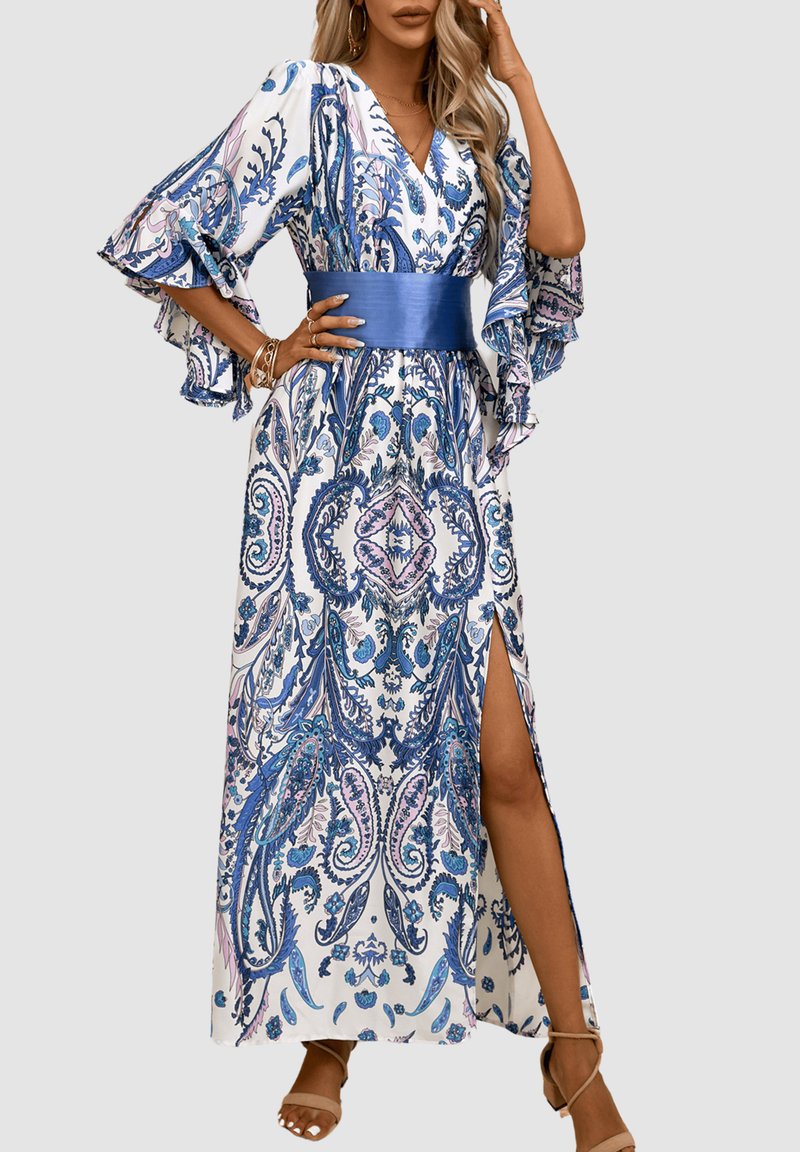Vestido maxi en blanco con patrones de paisley en azul y rosa, escote en V, mangas acampanadas y un ancho cinturón azul, con una abertura lateral.
