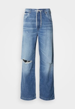 Lichtblauwe denim jeans met een losse fit, voorzien van een witte trekkoord in de taille en duidelijke scheuren aan de voorkant, met rafelige randen.
