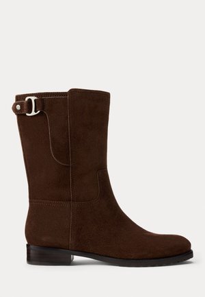 Brune suede ankelstøvle med rund tå, lav blokhæl og sølv metalspændeaccent på siden. Glat tekstur, enkelt design.