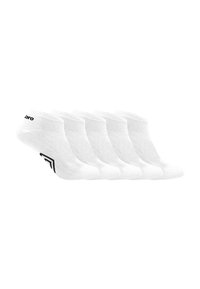Six paires de chaussettes de cheville blanches avec du texte en logo noir et un design en chevrons sur le talon, disposées en ligne diagonale sur un fond blanc.